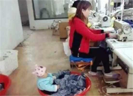 没人帮忙带孩子, 7个月的时候带到厂里, 宝宝不哭不闹