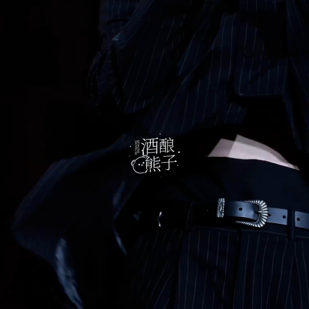 但是这个是穿着下面的，应该不能叫肚兜吧。叫嗯嗯兜