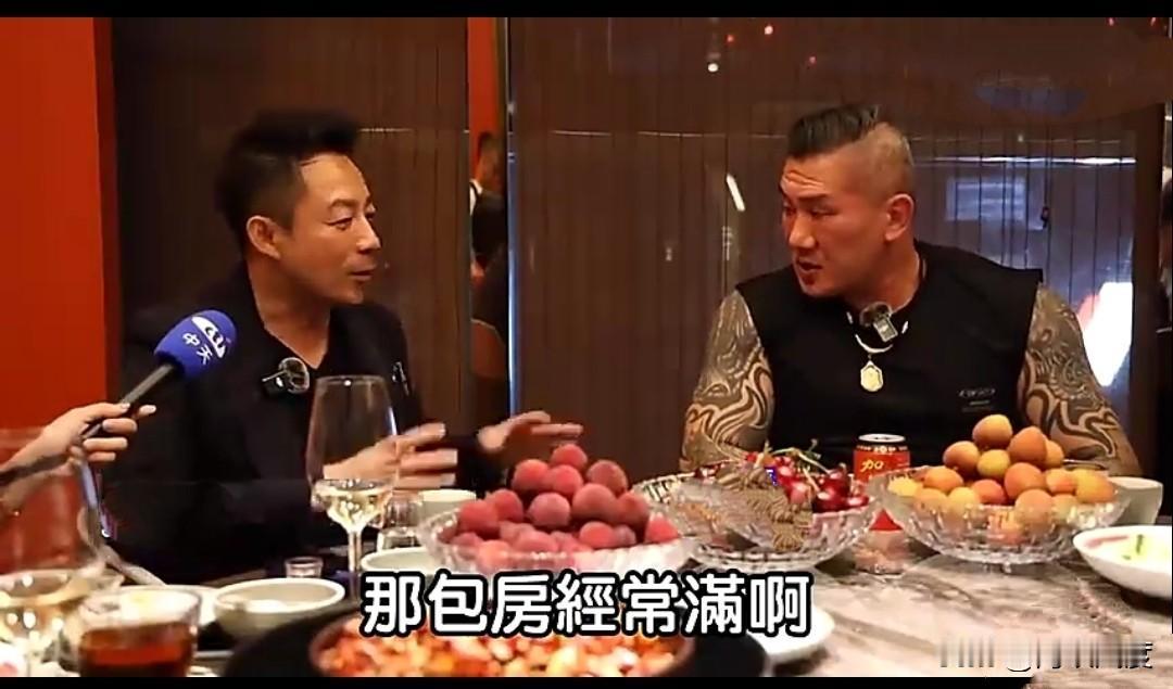 馆长此次来陆12天，两箱衣服塞满，透露将与汪小菲见面吃饭！馆长在昨在直播中表示，