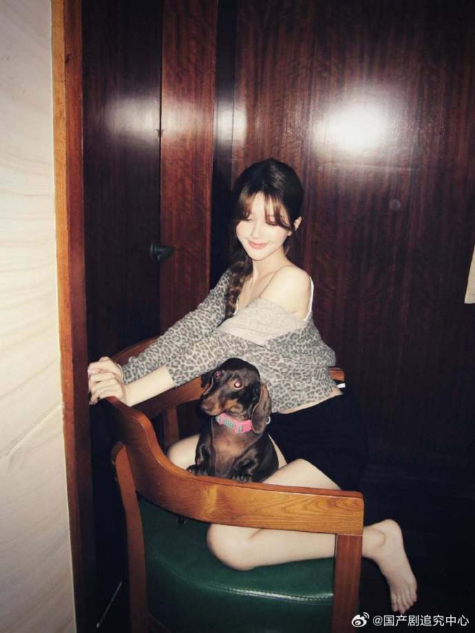 1.赵露思接下来有个好消息，奥妙洗衣液的商务代言马上要官宣了。2.虞书欣买衣服