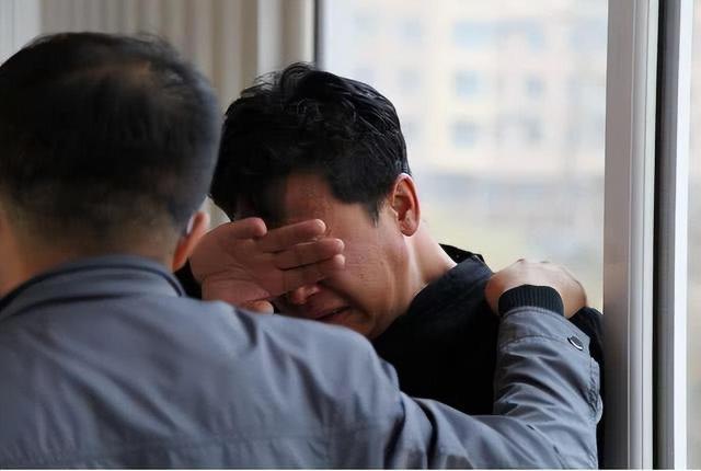 甘肃，男子酒后回家，和父亲发生口角，他指责了父亲几句后，被父亲给了一巴掌，男子瞬