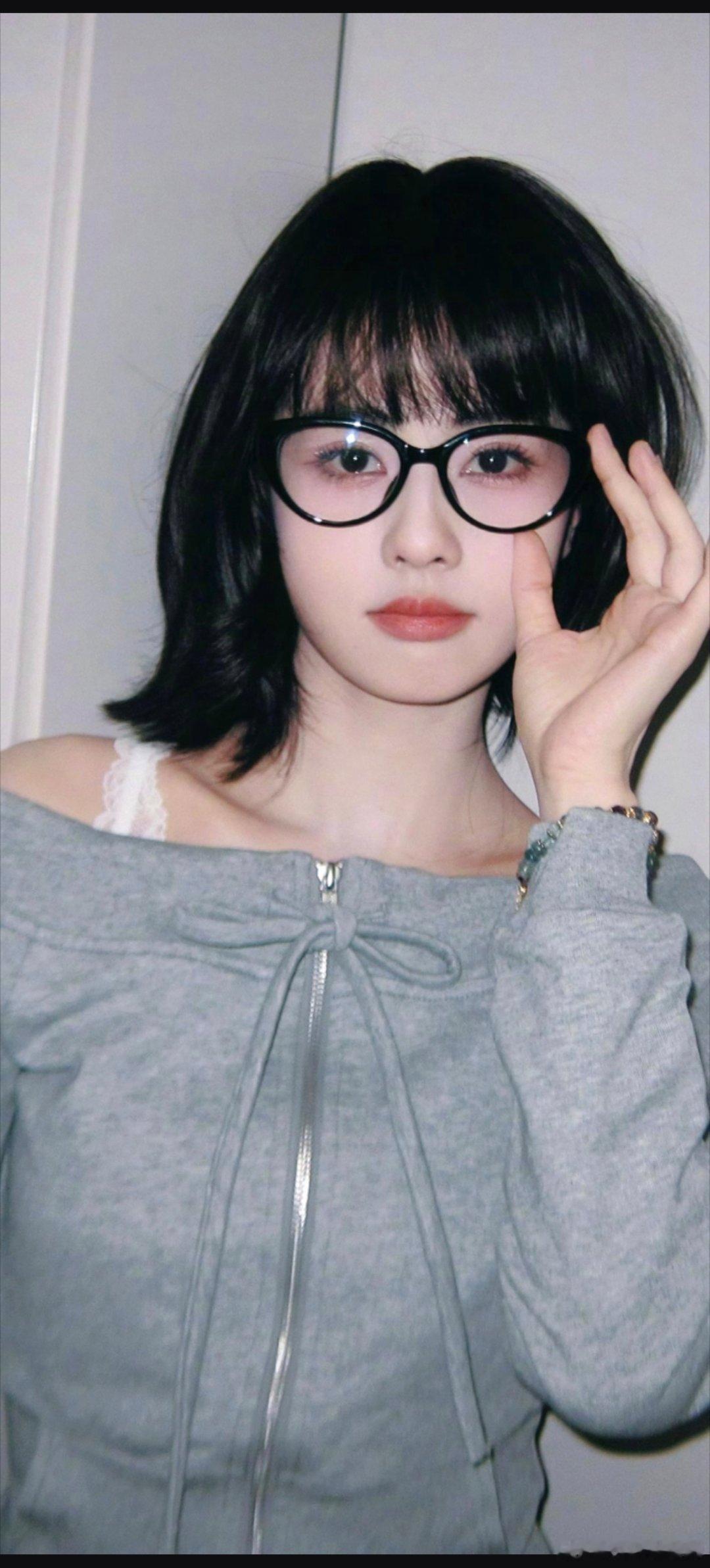 白鹿剪短了头发捕捉到一只短发白梦妍～鹿鹿的美貌都是可以做头像和壁纸的程度耶白鹿白