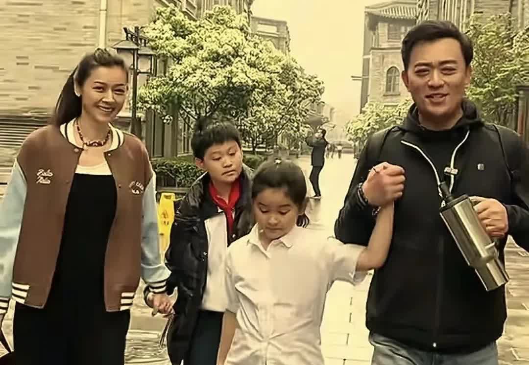 看到黄海冰和李亚鹏与妻子孩子的同框照，突然想到一个问题！是不是有夫妻相的夫妻