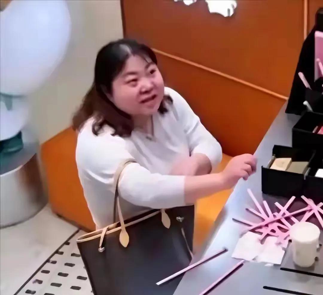 两根吸管惹的祸！女教师奶茶店发飙打砸，捡走吸管丢了“铁饭碗”先给大家复述一下