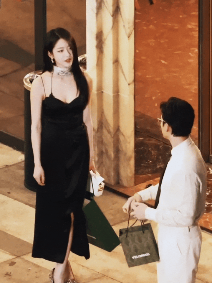 知道向涵之颜值高、身材好，不过拍戏穿这裙子会不会太过性感了点！