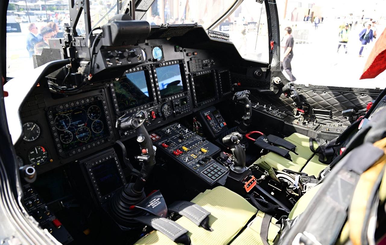 迪拜航展上的俄罗斯Ka-52“短吻鳄”攻击直升机的Ka-52E出口版驾驶舱、雅克