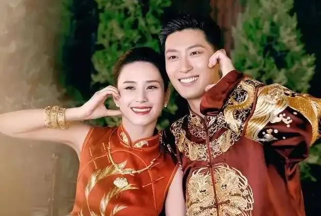窦骁现在一定非常后悔和何超莲举办婚礼，何超莲生日晒图没有他，端午节晒图没有他，儿