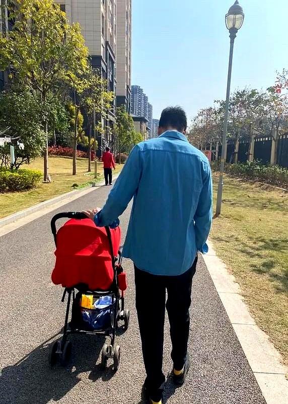 朋友跟老公打赌式地立下flag——存够两百万就立刻退休摆烂，而她家账本翻开一看，