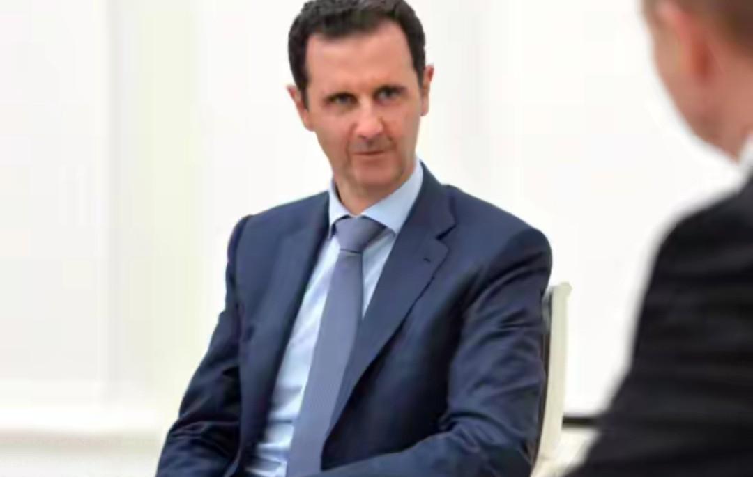 阿萨德亡国已经一年，他根本无心东山再起，天天打游戏麻痹自己朱拉尼政权如今在大