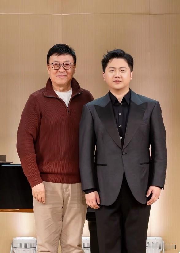 65岁吕继宏与张也相伴20年，关系超越了普通朋友，却又并非恋人。照片中，已过