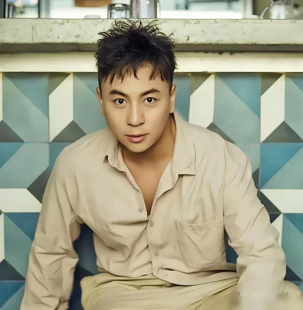 释小龙现在拍戏频率肉眼可见的低。不是没资源，是人家根本犯不着靠演戏谋生。他爸