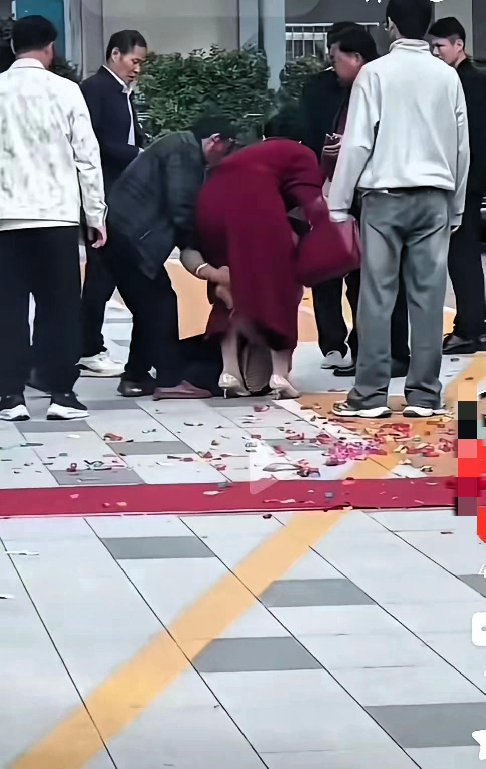 这操作真的刷新三观欠着400多万不还转头就给儿子买房买车办婚礼自己打扮得光