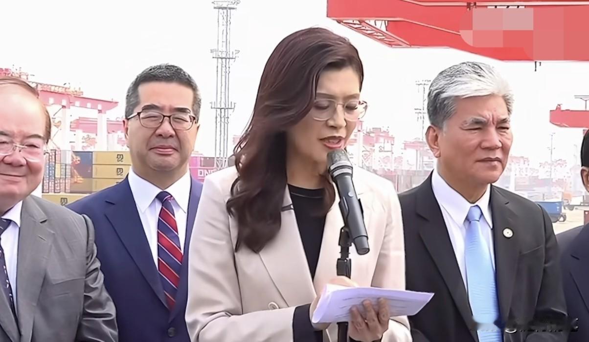 发现没有？郑丽文在大陆每参观一个地点都会发表一次演讲，今天参观上海洋山港之后也不