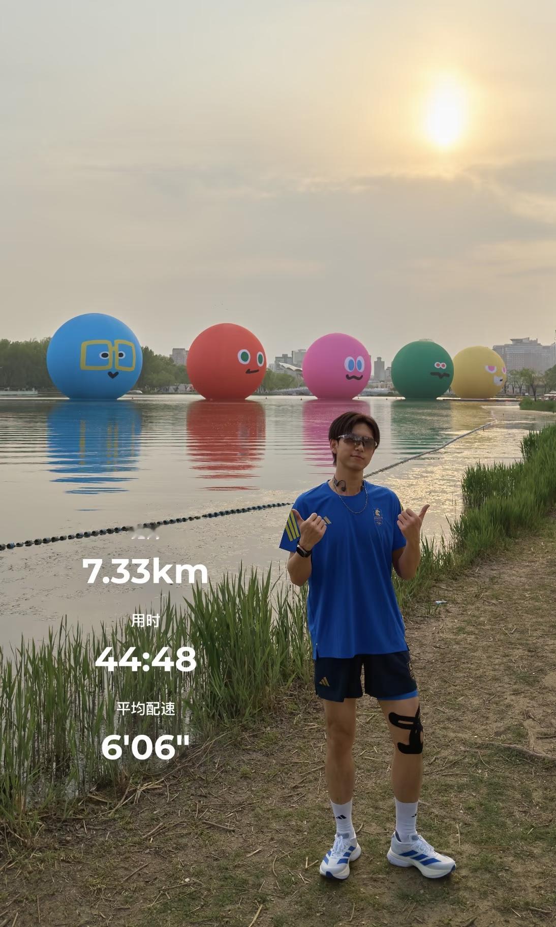 增肌好啊，一眼过去，这胸肌这肩宽这腿部肌肉很可以的。这样西装大衣才撑得起来！雾里