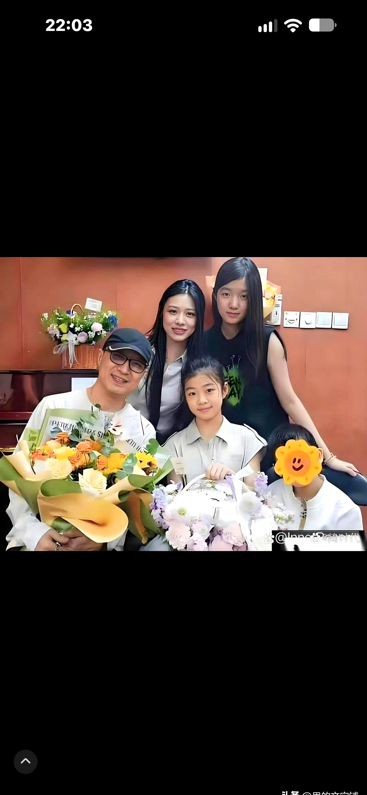 汪峰终于把女儿们都晒全了，齐齐整整，一个没落下，3个孩子3个母亲，感觉大女儿太像葛荟婕了，小女儿谁也