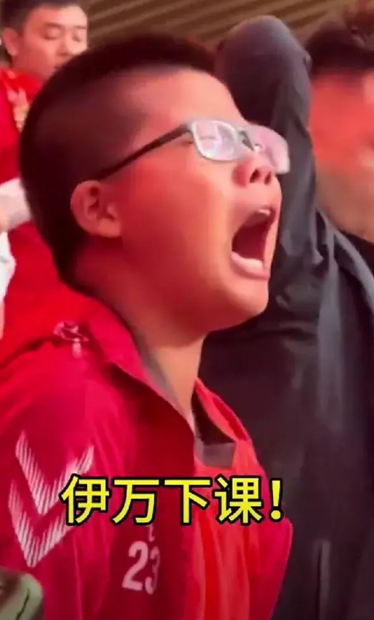 伊万不下课难以平民愤。听闻中国队主教练伊万科维奇继续执教中国队，并且带队打东亚