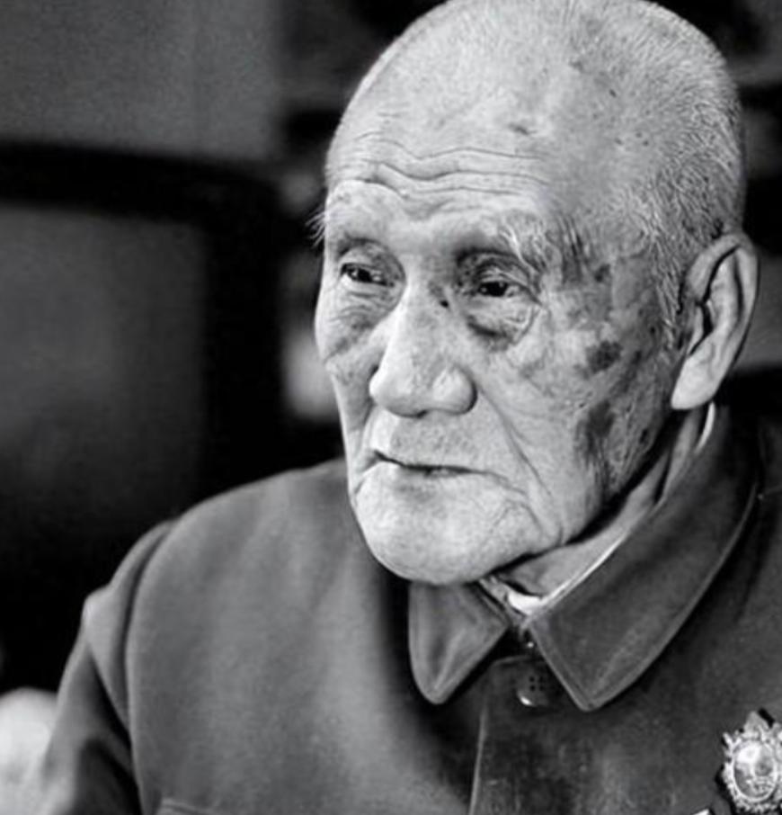 1941年延安，毛主席去食堂时，一个人拎着削尖的木棍朝毛主席后脑勺刺去，千