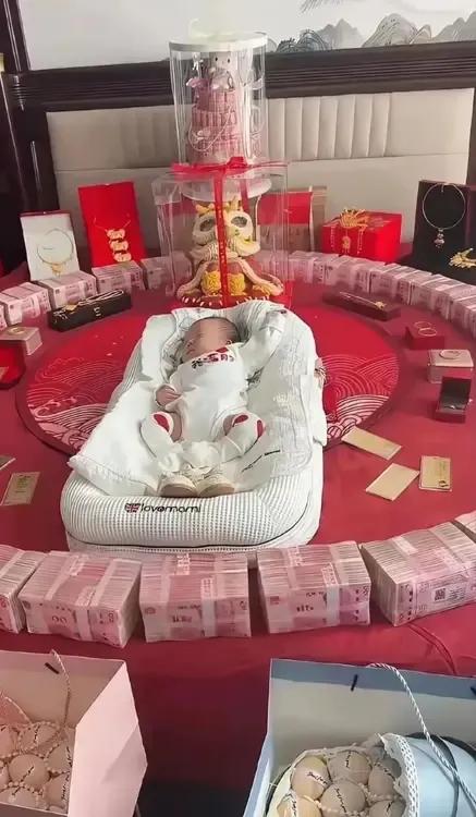 果然投胎也是一门技术活，这孩子一出生就赢在了起跑线上。