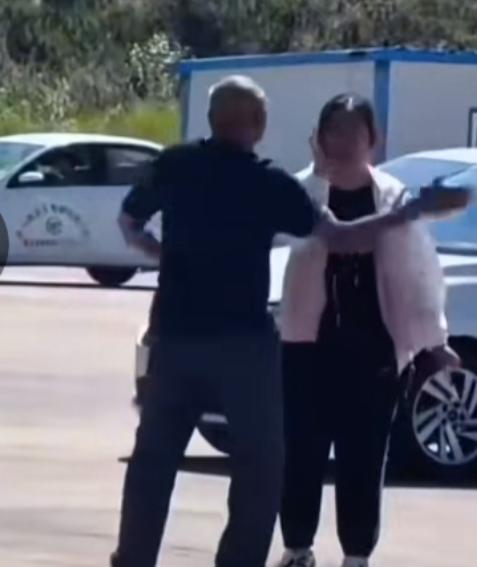 这样的女孩太可怕了！内蒙，一位20岁左右的女孩去驾校学车，刚开始练车时，她就