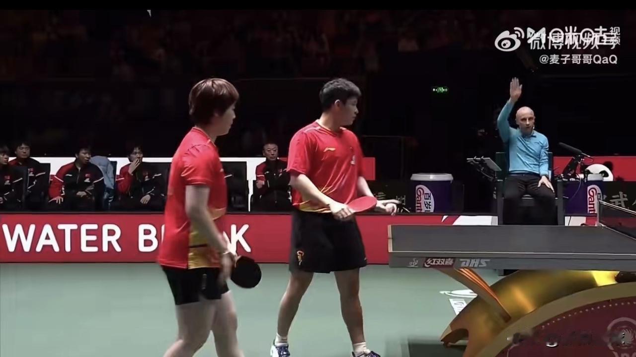 林诗栋蒯曼主动指出擦网球👍在昨晚的比赛，林诗栋蒯曼的一个举动，博得全场掌声