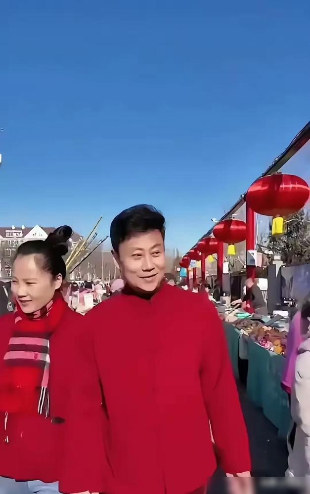 歌唱家耿为华与媳妇过年回到河南新乡媳妇的老家，到了晚上突然停电了，屋里黑漆漆的，