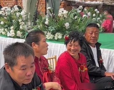 一眼就能看出谁是新娘父母！