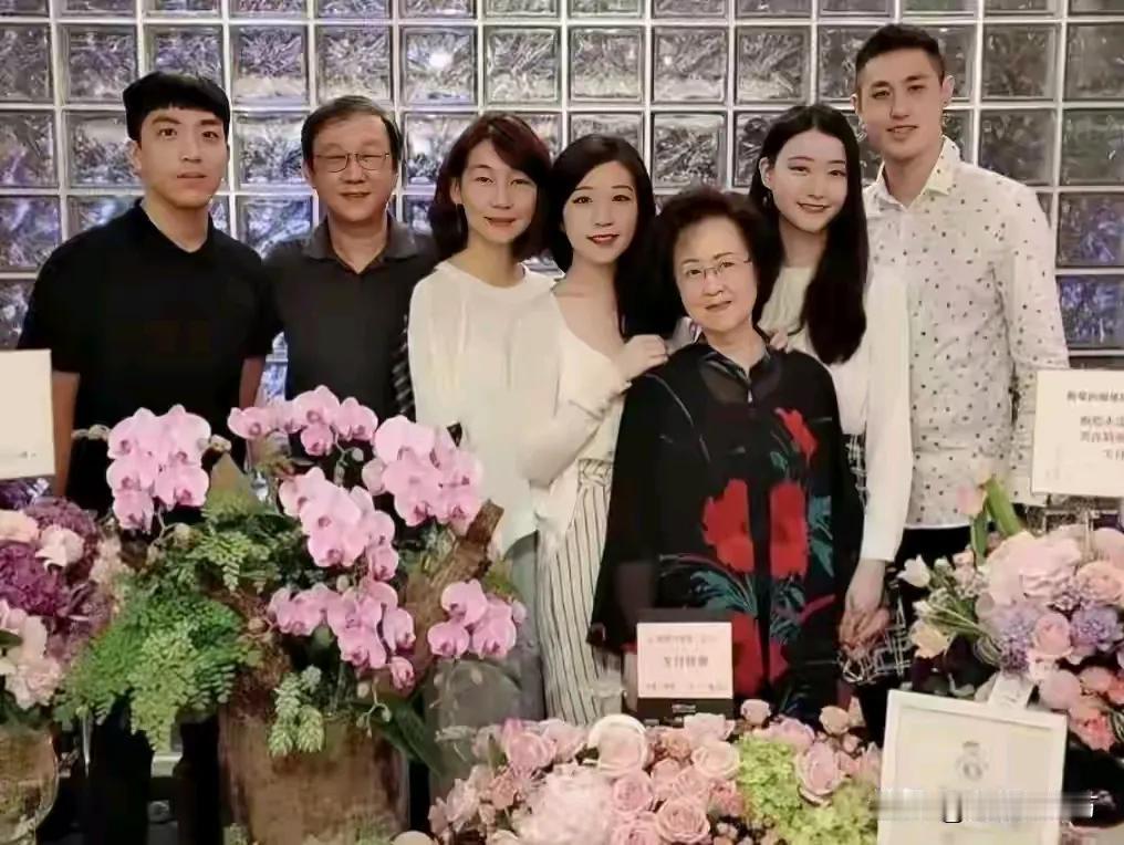 琼瑶之子陈维中，他在女儿国式家庭中生活，会赚钱的妈，能干的老婆，聪慧的女儿，享福