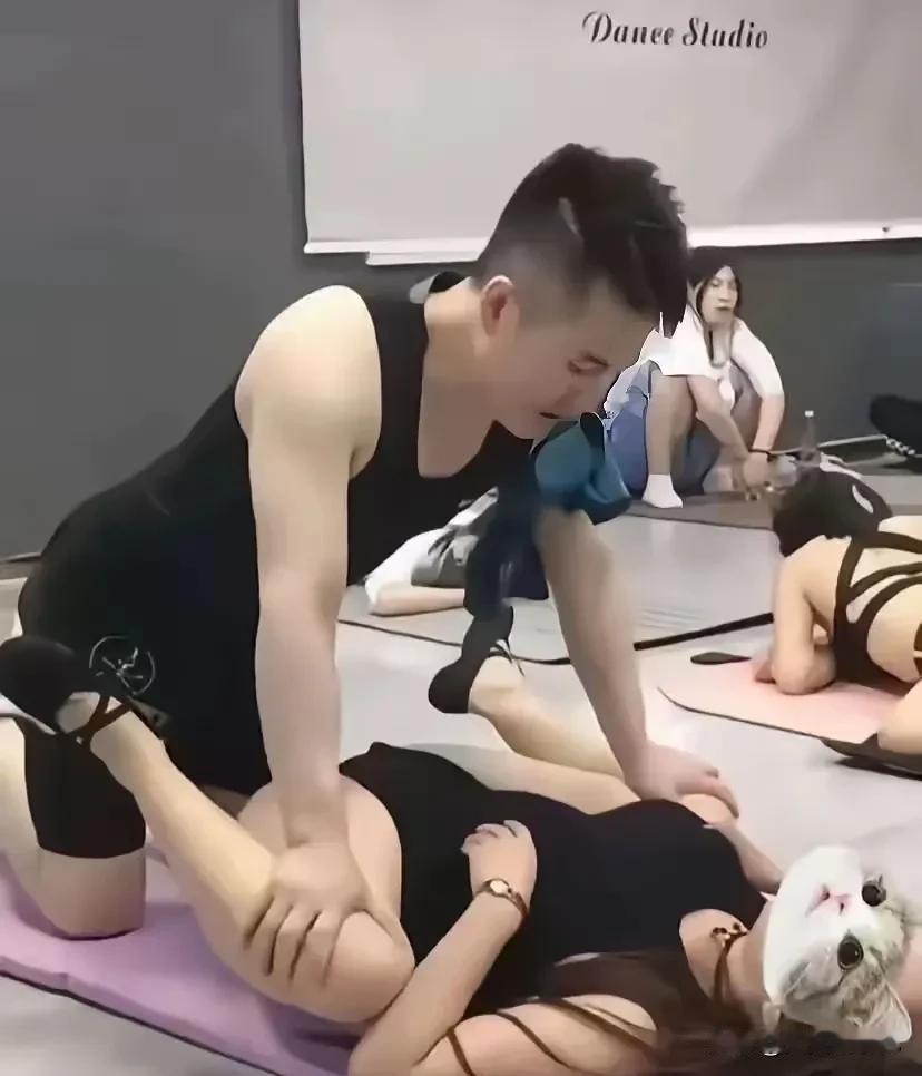 这是健身房练瑜伽的一个动作，有人说太辣眼睛了不合理，也容易出现意外，其实