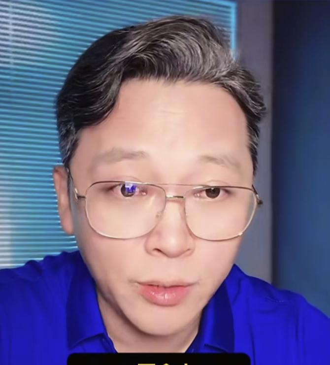 解说员周亮透露，他曾经和一位球探聊起了足球。而这位球探也是发掘了武磊和王钰栋。该