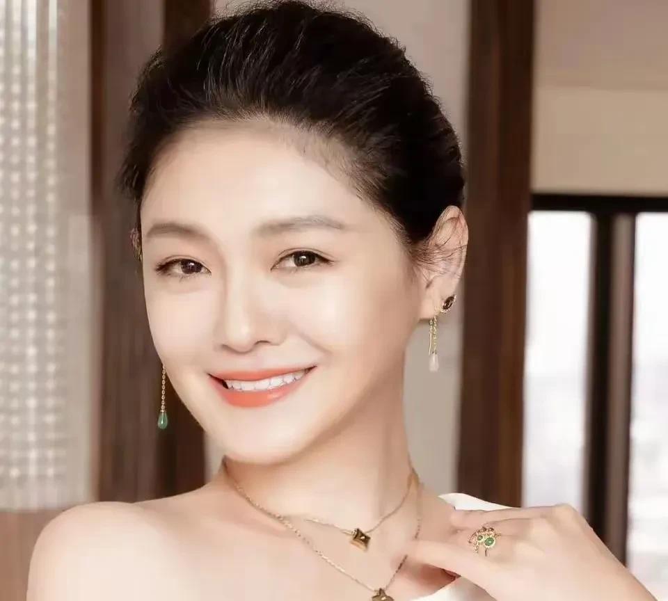 仔仔和蓝正龙这两任，好像提分手的都是大s，分手后两个男方多次上康熙都表达了大S对