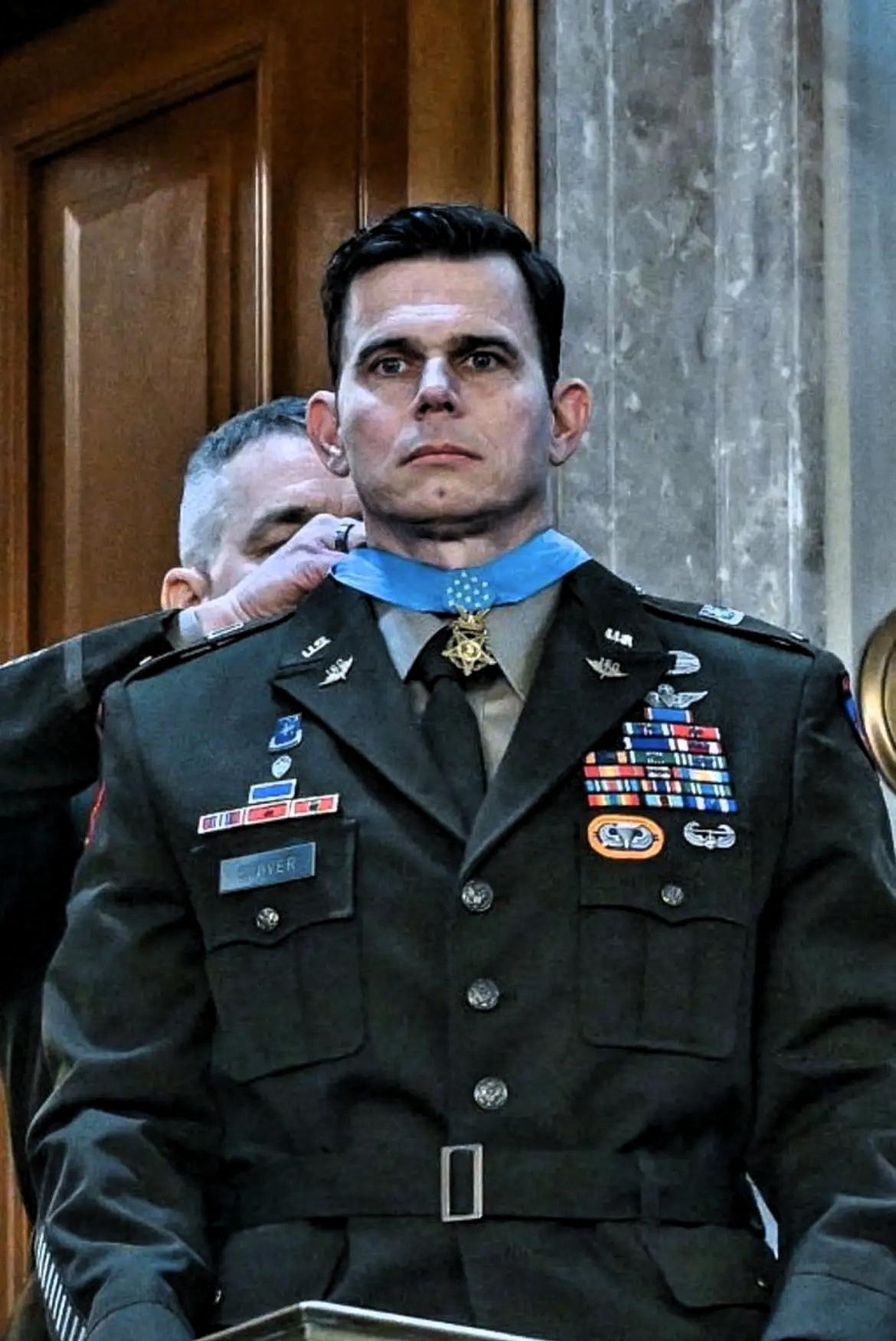 活捉马杜罗的美军五级准尉埃里克·斯洛弗的右袖子10道作战条纹，他是MH‑47“