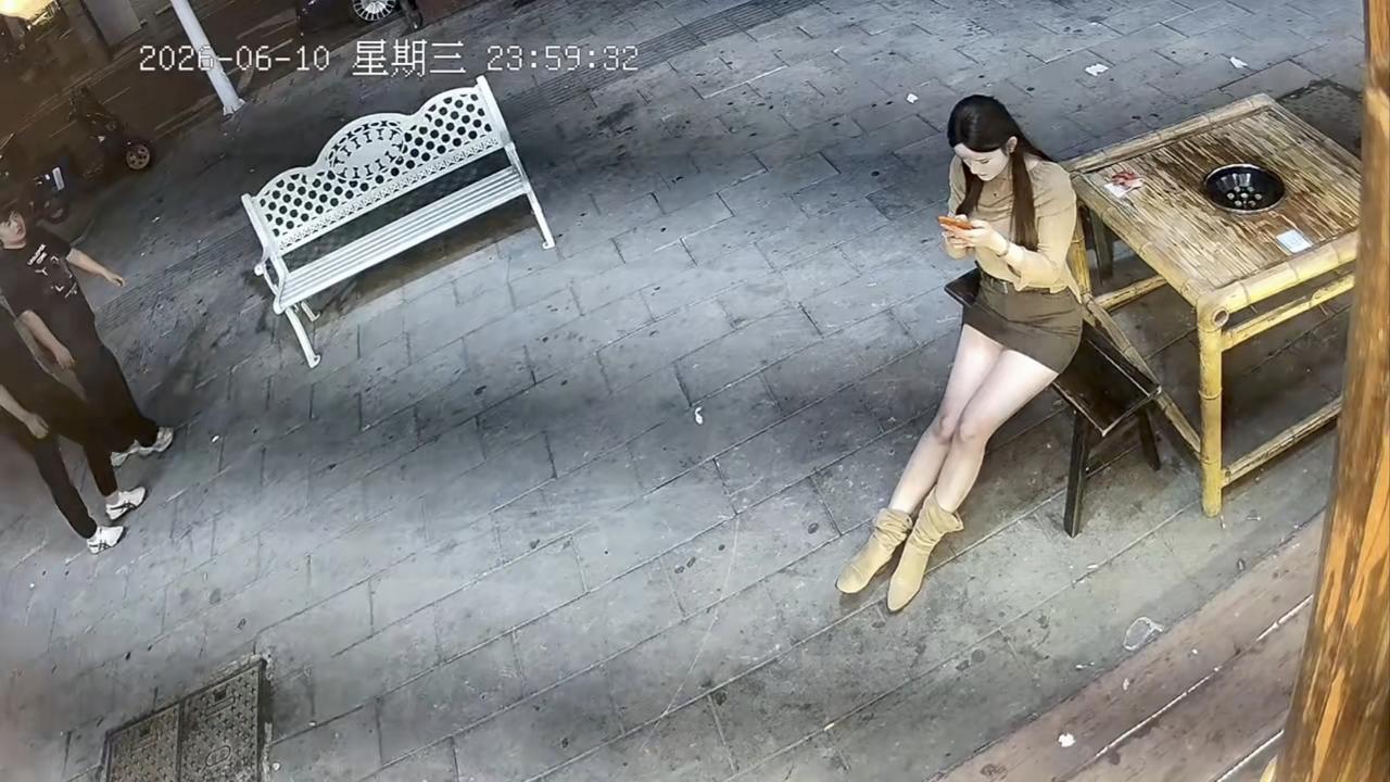 这下社死了！凌晨两名小伙在路上走道，突然看到美女老板坐在店门口玩手机，小伙瞬间被