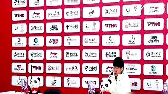 摄像头怼到王楚钦脸上，孙颖莎侧身一步，直接用球拍挡死。你以为这就完了？代拍