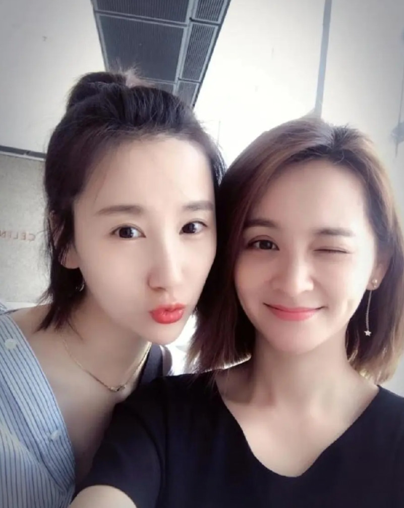 邓莎的一众好闺蜜里，就高洋还算说得比较客观合理。她和邓莎是红楼选秀时认识的，
