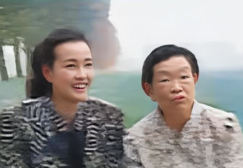 刘晓庆曾经说过，不知道父亲是谁，母亲是不是亲生的也不知道。但不管怎样，相貌、