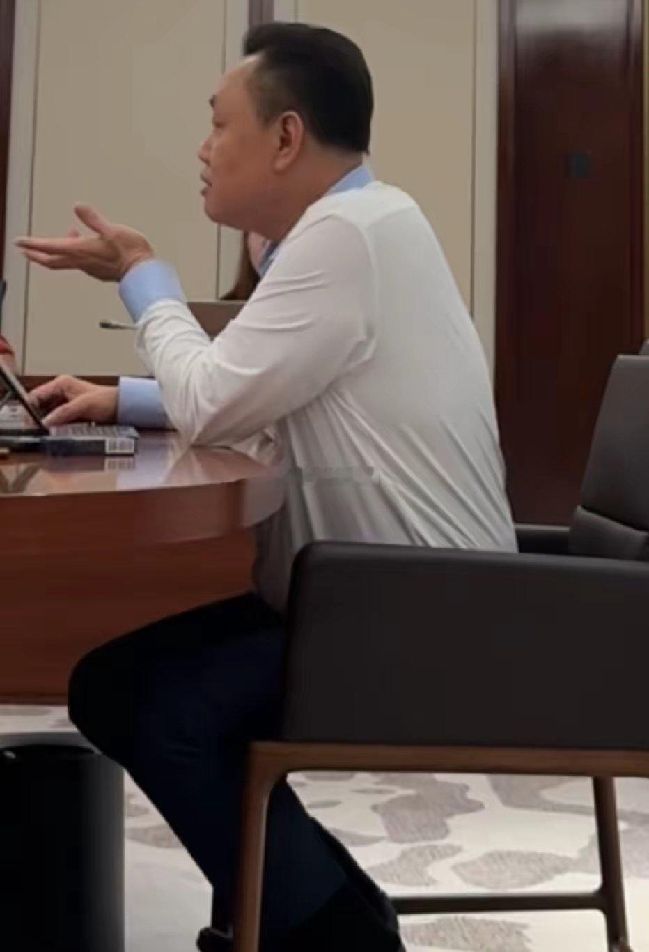 黄光裕在公司开内部会议时的一幕身后还躺着狗狗​​​