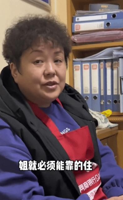 泪目！西安，一位52岁女士，在儿童医院门口举着牌子，内容写着：治疗期间若遇到困难