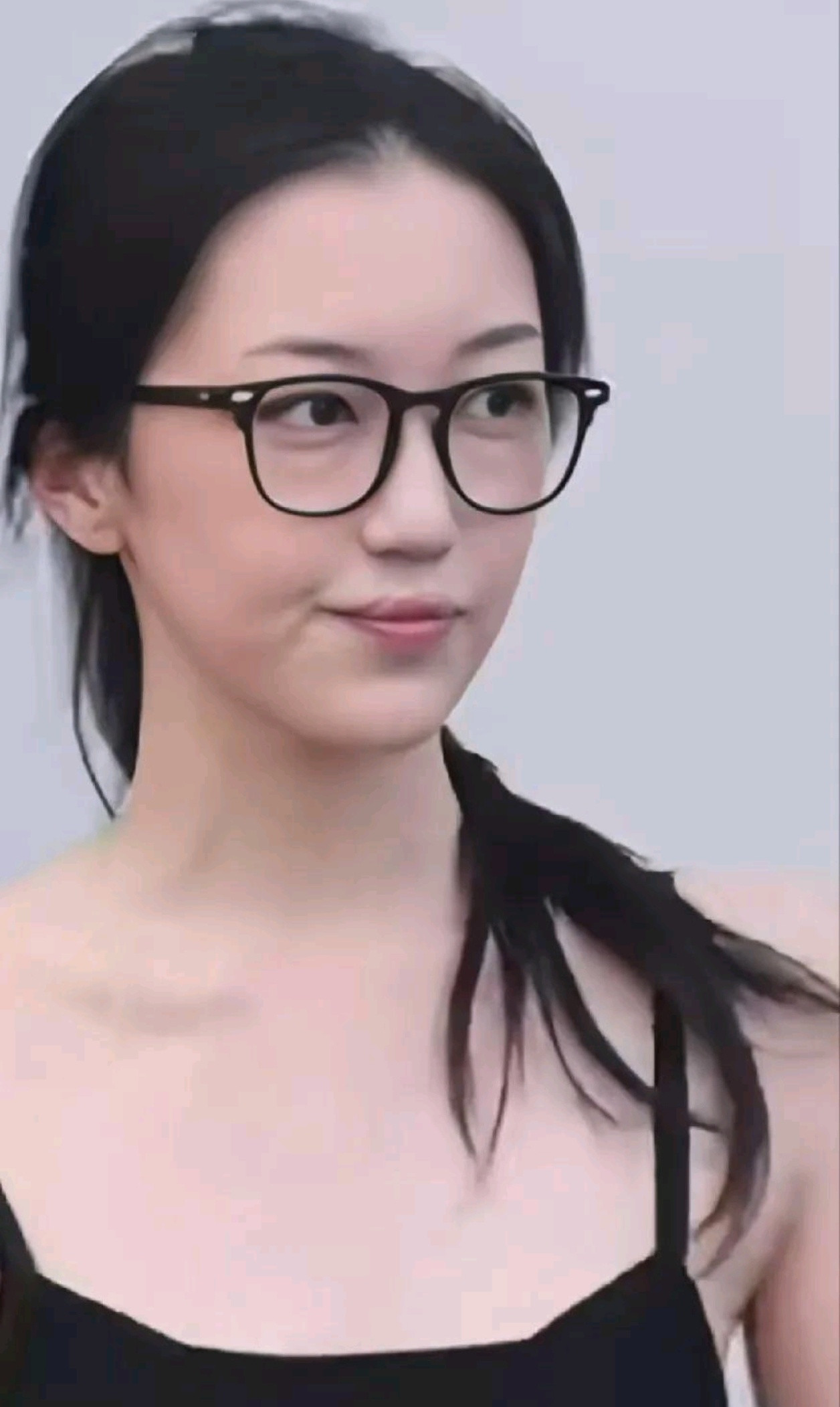 李嫣的兔唇，会遗传吗？我特地问了遗传学的表舅，她的兔唇会不会遗传给小孩，没想到表舅白了我一眼说：遗传