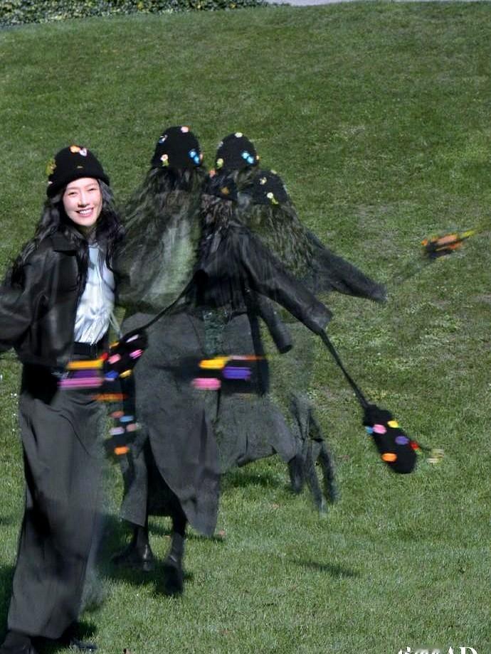 马思纯这松弛感，真的回来了。看到她9月份晒的旅行照，一身简约长裙，整个人散发