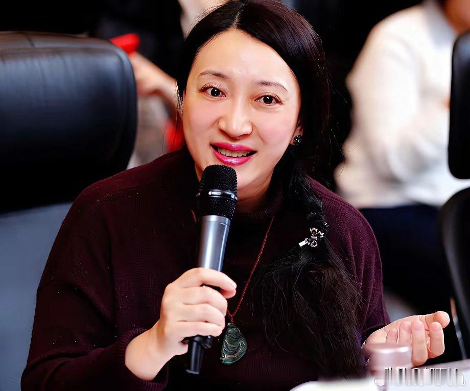 这是中央戏剧学院陈刚的妻子李春利，人长得相当漂亮，淡眉大眼，爪子脸，五官俊秀，皮