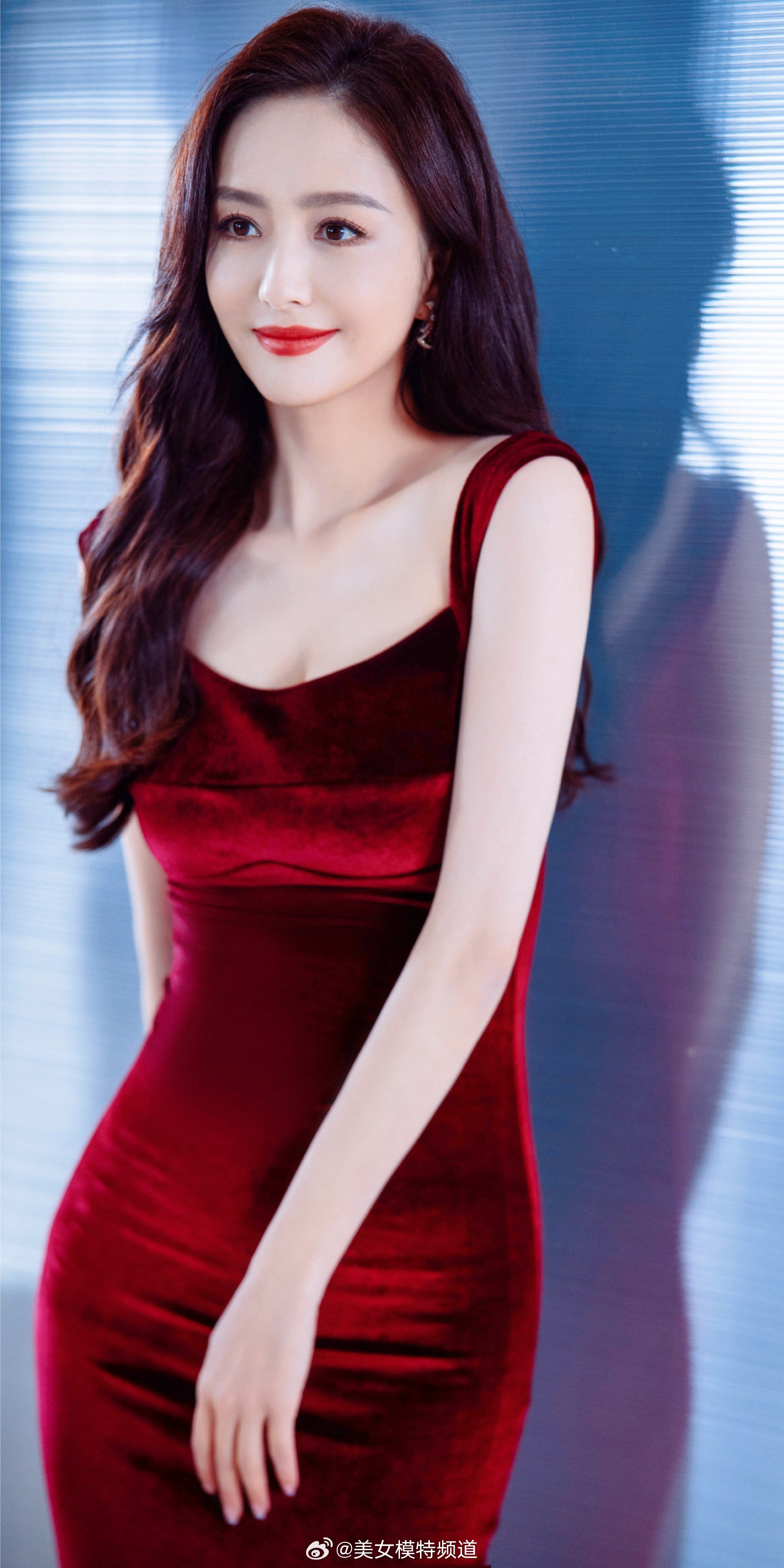 佟丽娅的一组美照玫红色长裙