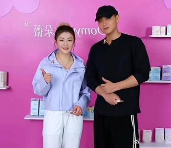 近日，黄子韬请了陈梦当自己卫生巾的品牌代言人，签约仪式上黄子韬对陈梦说：“谢谢姐