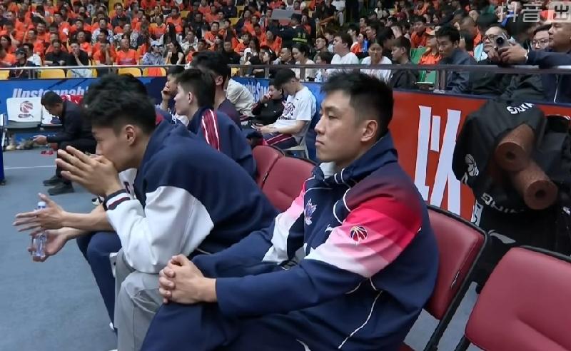 高诗岩真的太想上场打球了！在山东高速主场迎战辽宁本钢的比赛中发生极其无奈一幕：当