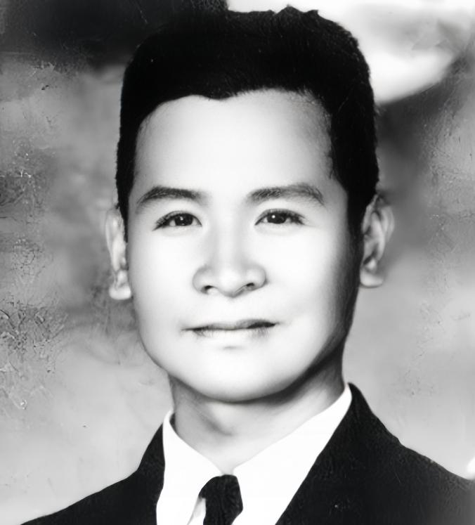 1951年，上海审讯室。一个国民党特务熬不住审问，最后交代道：“我说…我说个秘密