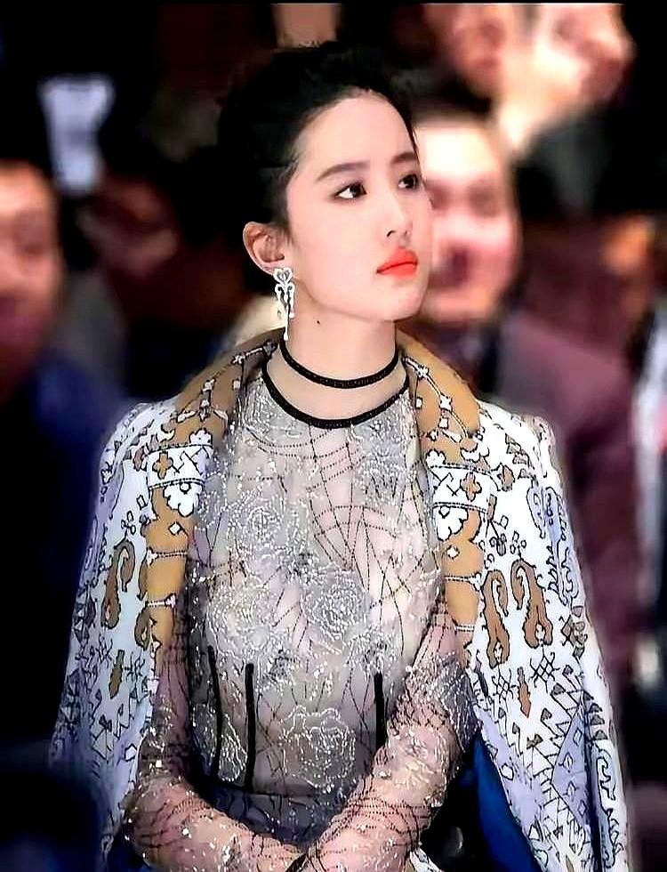 昨晚时尚盛典刘亦菲又炸了场，鎏金刺绣拖尾礼服一出场就抢光镜头。直角肩配天鹅颈，重