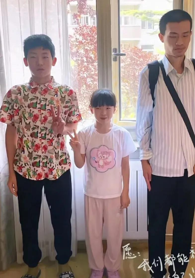 韦神与亲戚孩子合影，缘何一脸严肃和不悦？的的确确，韦神乃世外高人。特立独行的他，