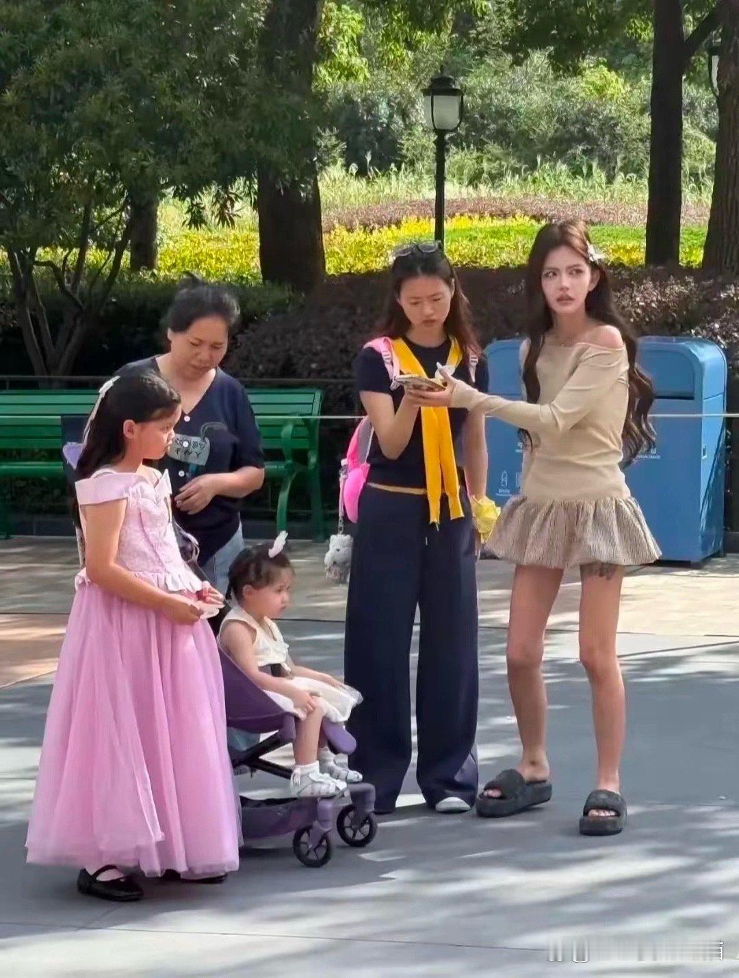 韩安冉带俩女儿逛上海迪士尼被偶遇，本人和精修图简直两个物种，两个女儿也差距明显​