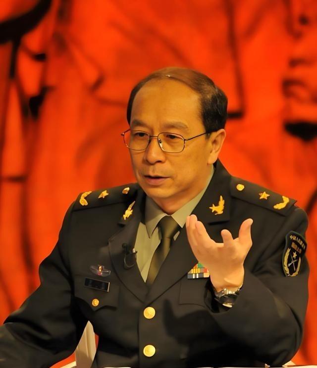 一次，记者问金一南：“为什么英国宁愿归还富得流油的香港，却以损失6艘军舰、10多