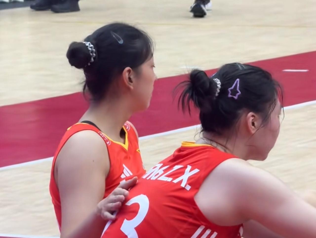 中国女排姑娘们哭得梨花带雨的！赛后，姑娘们坐在地上哭，小二传张籽萱一边自责一边哭