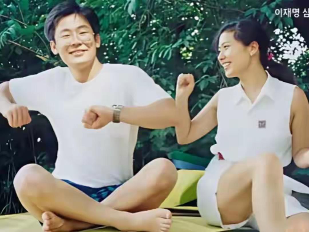 少来夫妻老来伴，李在明和妻子一起做运动的样子好可爱呀。更难得的是他们老了依然可以